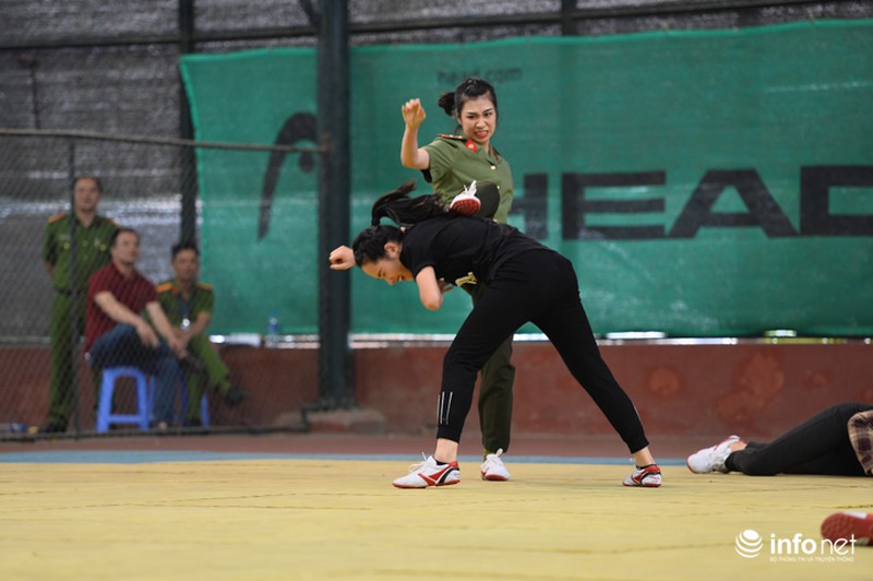 Nữ cảnh sát nhân dân kẹp cổ, tung cước trấn áp mục tiêu - ảnh 10