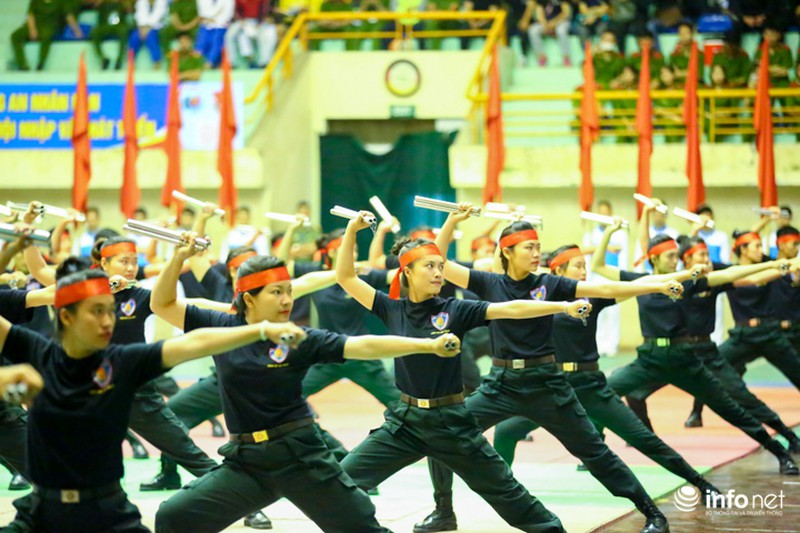 Nữ cảnh sát nhân dân kẹp cổ, tung cước trấn áp mục tiêu - ảnh 6