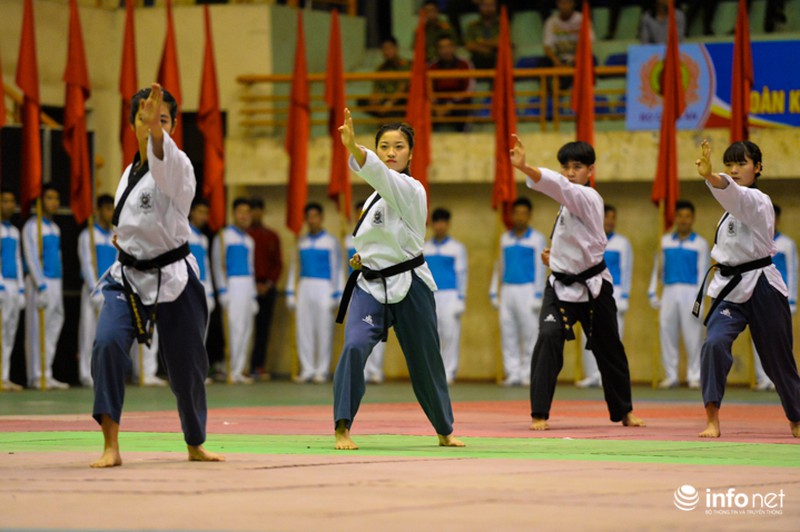 Nữ cảnh sát nhân dân kẹp cổ, tung cước trấn áp mục tiêu - ảnh 4