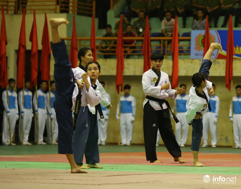 Nữ cảnh sát nhân dân kẹp cổ, tung cước trấn áp mục tiêu - ảnh 7