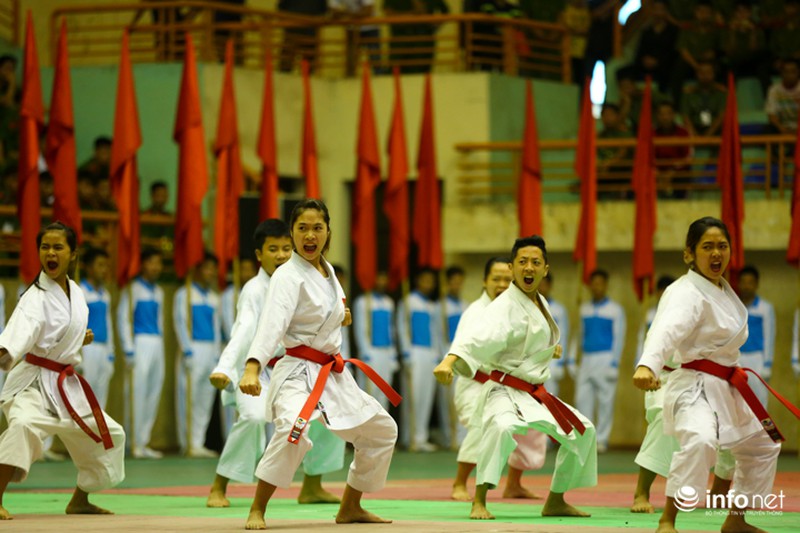 Nữ cảnh sát nhân dân kẹp cổ, tung cước trấn áp mục tiêu - ảnh 2