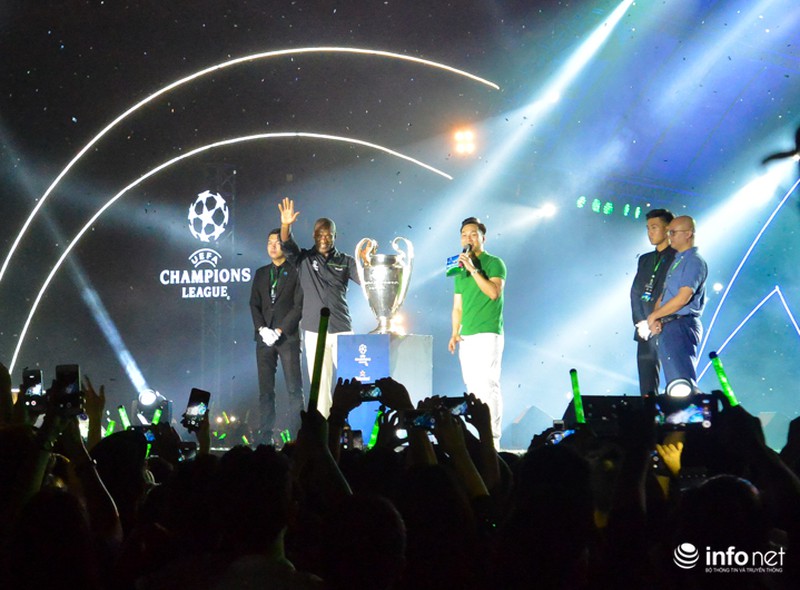 Người hâm mộ đội mưa chờ Cup UEFA Champions League về Hà Nội - ảnh 7