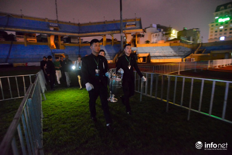 Người hâm mộ đội mưa chờ Cup UEFA Champions League về Hà Nội - ảnh 8