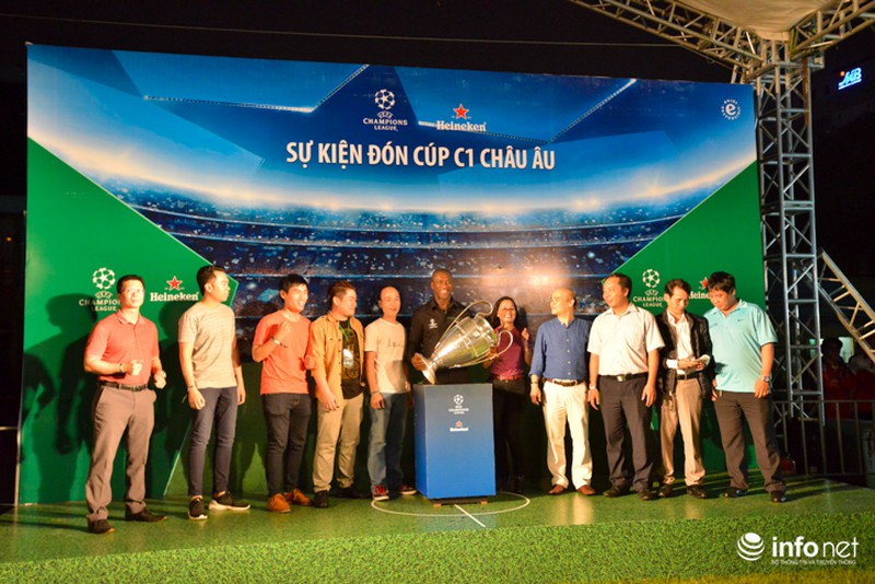 Người hâm mộ đội mưa chờ Cup UEFA Champions League về Hà Nội - ảnh 9