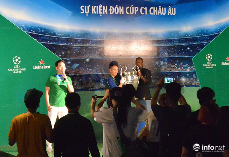 Người hâm mộ đội mưa chờ Cup UEFA Champions League về Hà Nội - ảnh 10