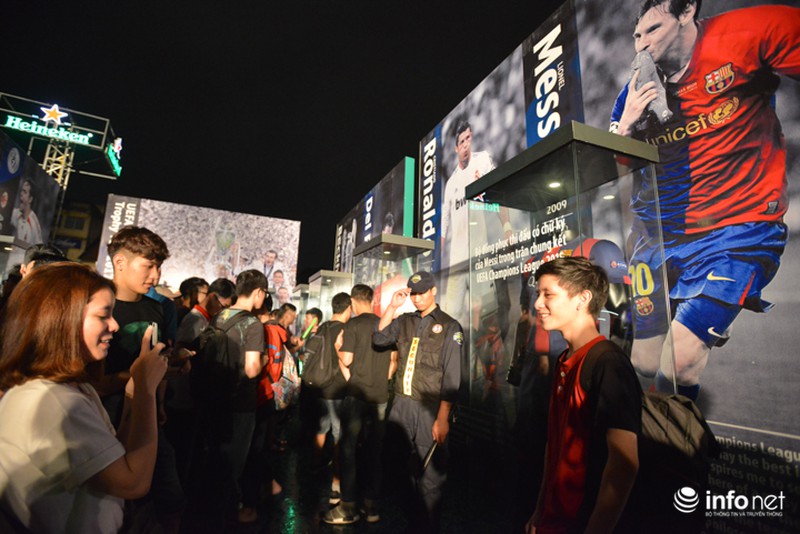 Người hâm mộ đội mưa chờ Cup UEFA Champions League về Hà Nội - ảnh 6