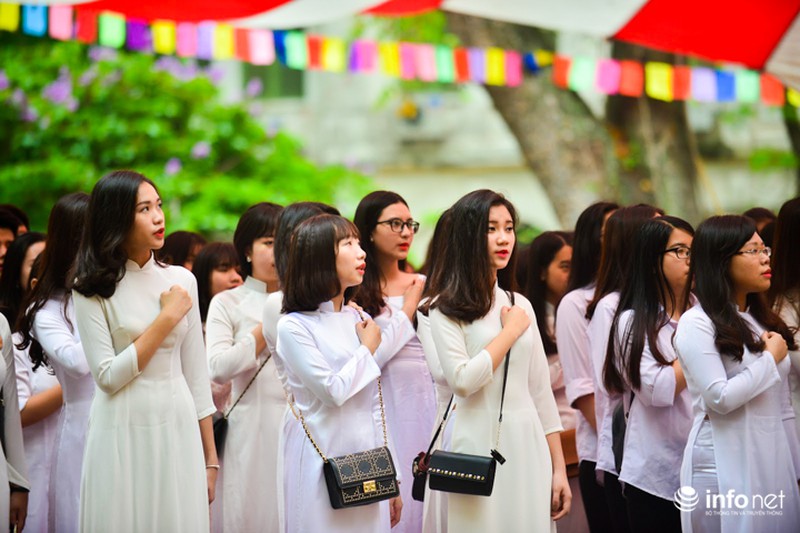 Những giọt nước mắt lăn dài trong lễ bế giảng trường THPT Việt Đức - ảnh 1