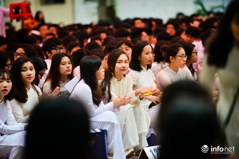 Những giọt nước mắt lăn dài trong lễ bế giảng trường THPT Việt Đức - ảnh 2