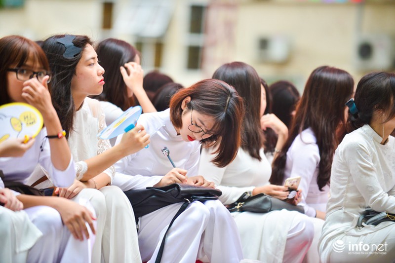 Những giọt nước mắt lăn dài trong lễ bế giảng trường THPT Việt Đức - ảnh 4