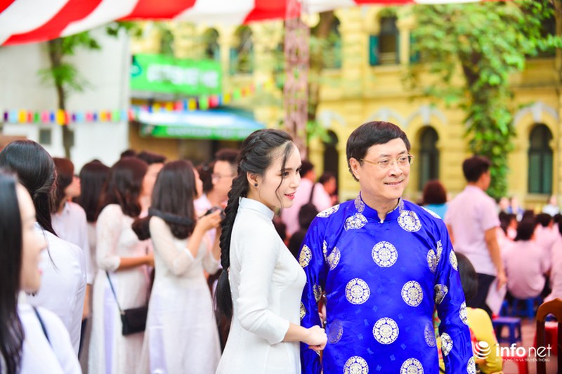 Những giọt nước mắt lăn dài trong lễ bế giảng trường THPT Việt Đức - ảnh 6