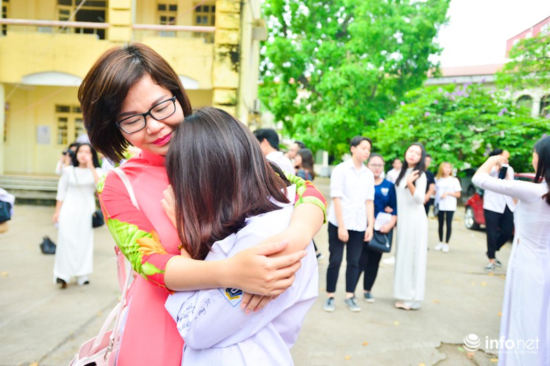 Những giọt nước mắt lăn dài trong lễ bế giảng trường THPT Việt Đức - ảnh 13