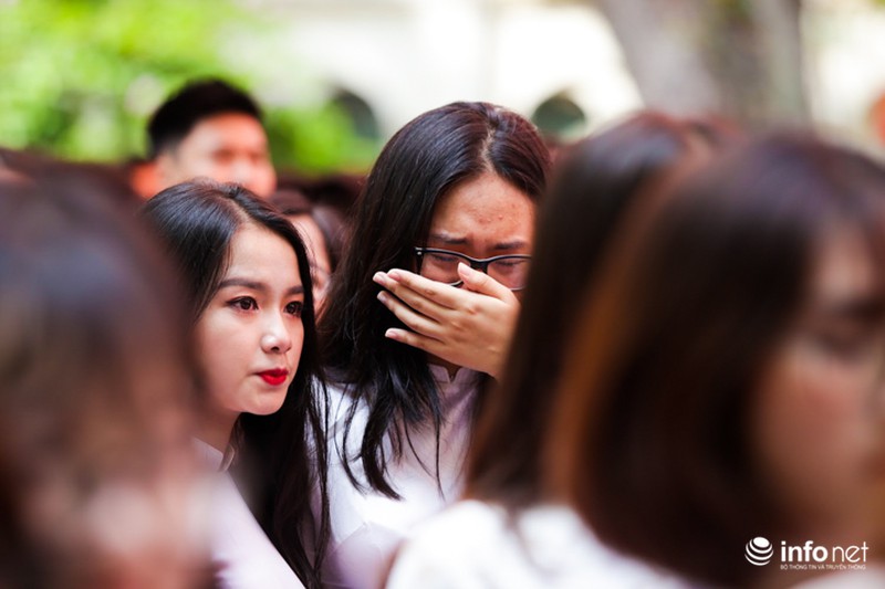 Những giọt nước mắt lăn dài trong lễ bế giảng trường THPT Việt Đức - ảnh 10