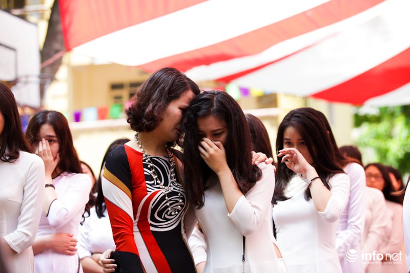 Những giọt nước mắt lăn dài trong lễ bế giảng trường THPT Việt Đức - ảnh 11