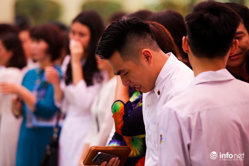 Những giọt nước mắt lăn dài trong lễ bế giảng trường THPT Việt Đức - ảnh 12