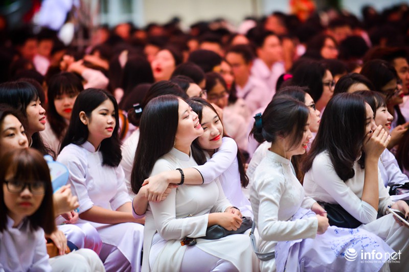 Những giọt nước mắt lăn dài trong lễ bế giảng trường THPT Việt Đức - ảnh 3