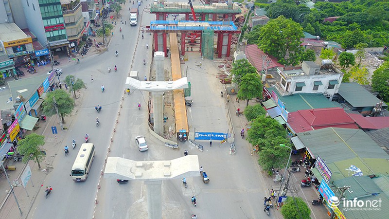 Thi công đường sắt trên cao: Người Hà Nội phải chui hầm lộ thiên để di chuyển - ảnh 3