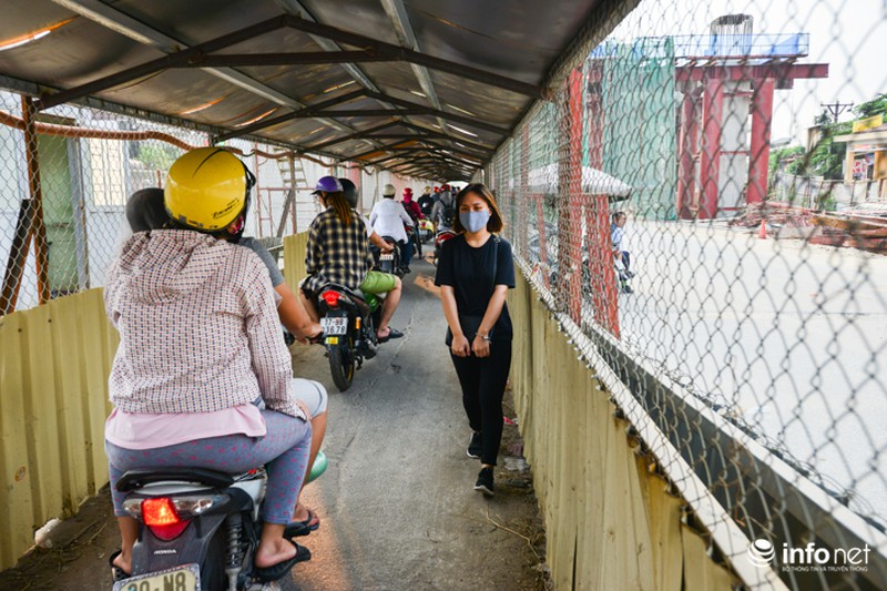 Thi công đường sắt trên cao: Người Hà Nội phải chui hầm lộ thiên để di chuyển - ảnh 7