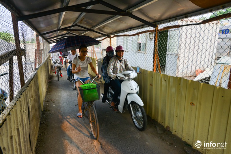 Thi công đường sắt trên cao: Người Hà Nội phải chui hầm lộ thiên để di chuyển - ảnh 6