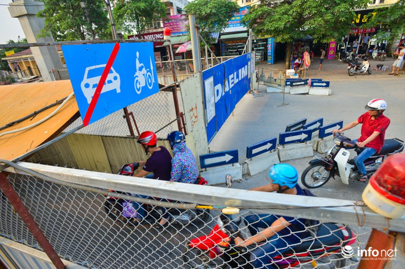 Thi công đường sắt trên cao: Người Hà Nội phải chui hầm lộ thiên để di chuyển - ảnh 5