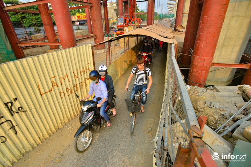 Thi công đường sắt trên cao: Người Hà Nội phải chui hầm lộ thiên để di chuyển - ảnh 1