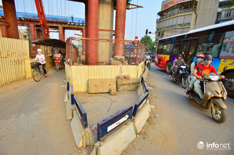 Thi công đường sắt trên cao: Người Hà Nội phải chui hầm lộ thiên để di chuyển - ảnh 9