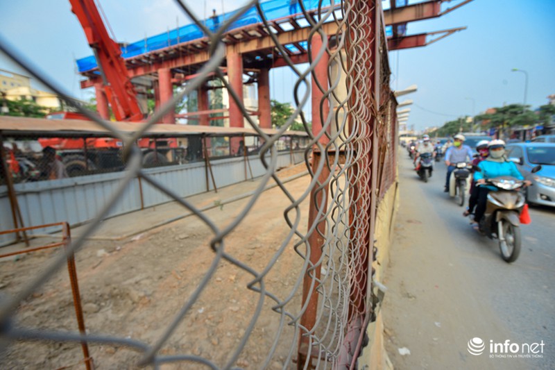 Thi công đường sắt trên cao: Người Hà Nội phải chui hầm lộ thiên để di chuyển - ảnh 8
