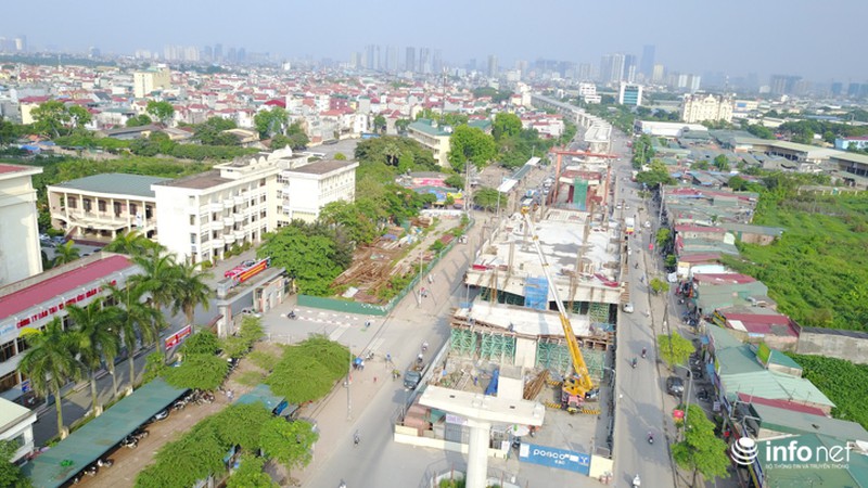 Thi công đường sắt trên cao: Người Hà Nội phải chui hầm lộ thiên để di chuyển - ảnh 12