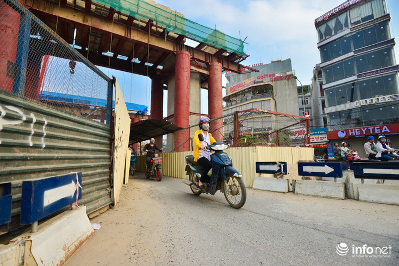Thi công đường sắt trên cao: Người Hà Nội phải chui hầm lộ thiên để di chuyển - ảnh 2
