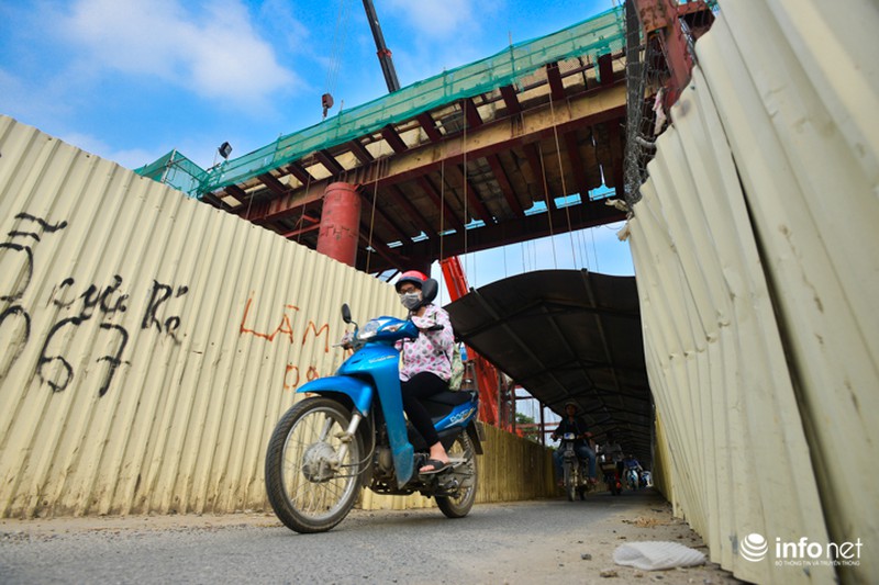 Thi công đường sắt trên cao: Người Hà Nội phải chui hầm lộ thiên để di chuyển - ảnh 10