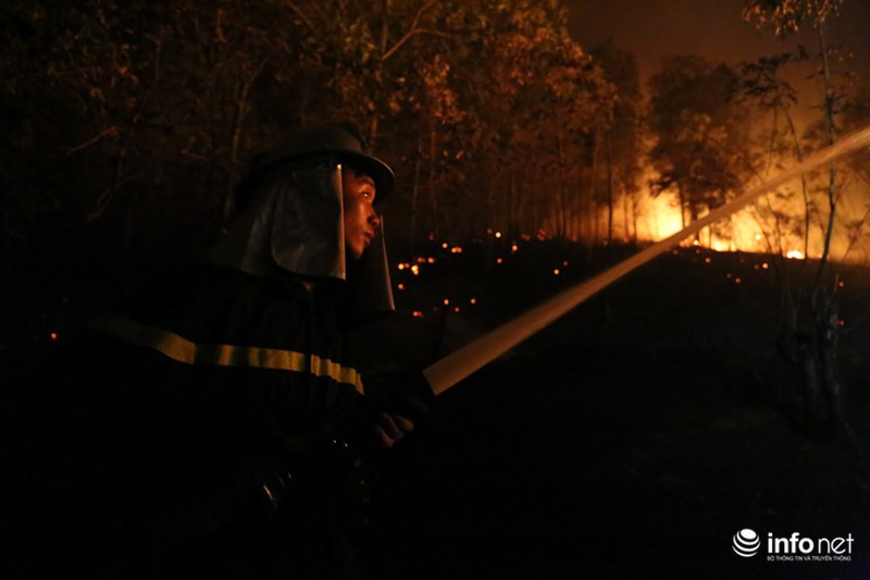 Chùm ảnh: Hơn 2000 người xuyên đêm chữa cháy cứu rừng phòng hộ - ảnh 7
