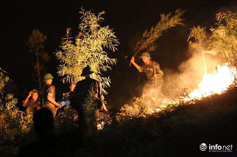Chùm ảnh: Hơn 2000 người xuyên đêm chữa cháy cứu rừng phòng hộ - ảnh 3