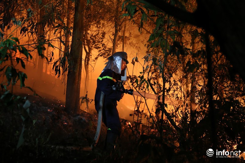 Chùm ảnh: Hơn 2000 người xuyên đêm chữa cháy cứu rừng phòng hộ - ảnh 5
