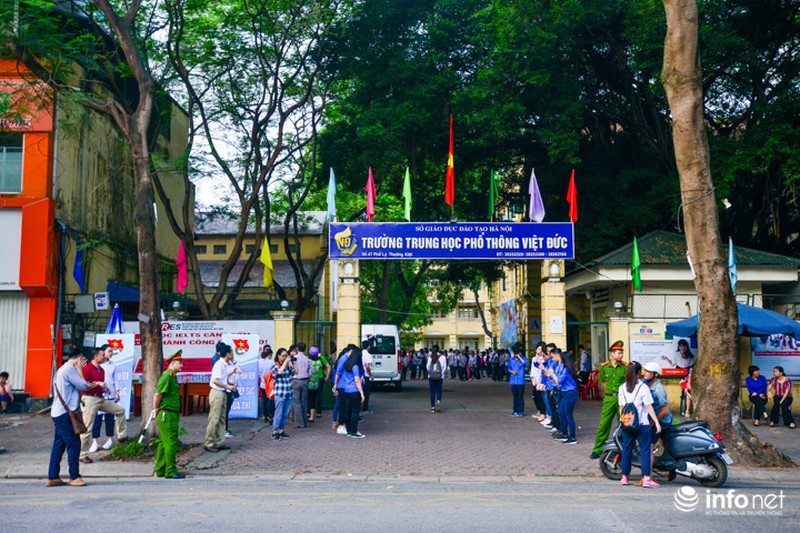Hà Nội: Những hình ảnh đầu tiên về 76.000 thí sinh dự thi môn Ngữ văn lớp 10 - ảnh 2