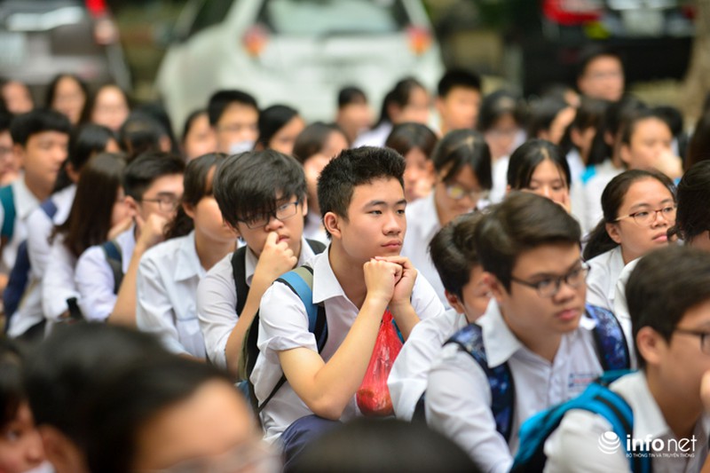 Hà Nội: Những hình ảnh đầu tiên về 76.000 thí sinh dự thi môn Ngữ văn lớp 10 - ảnh 9