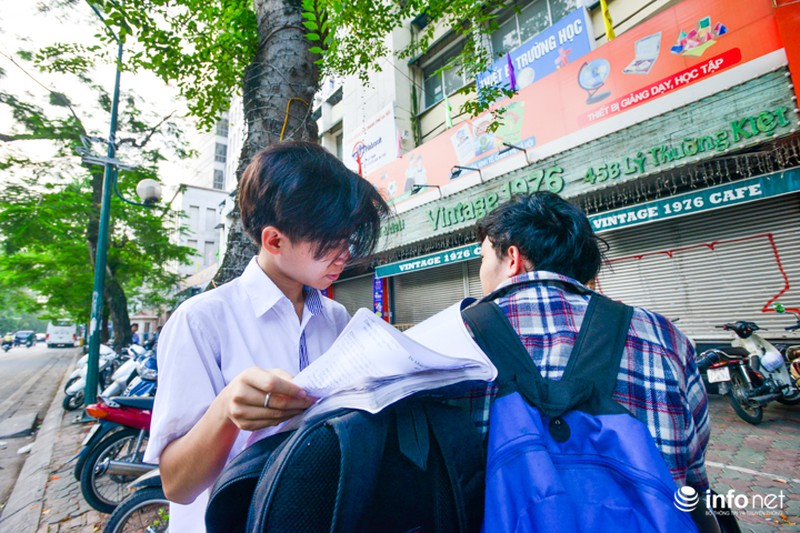Hà Nội: Những hình ảnh đầu tiên về 76.000 thí sinh dự thi môn Ngữ văn lớp 10 - ảnh 3