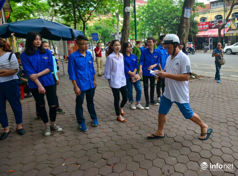 Hà Nội: Những hình ảnh đầu tiên về 76.000 thí sinh dự thi môn Ngữ văn lớp 10 - ảnh 12
