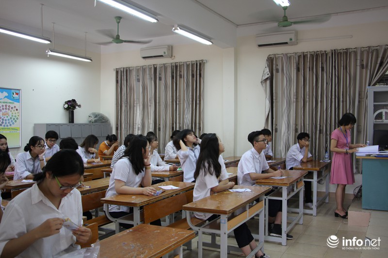 Hà Nội: Những hình ảnh đầu tiên về 76.000 thí sinh dự thi môn Ngữ văn lớp 10 - ảnh 16