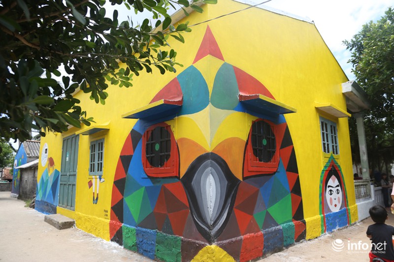 Độc đáo làng bích họa giữa biển khơi - ảnh 1