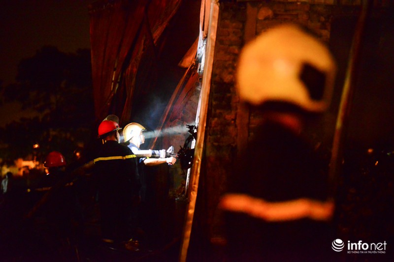 Hiện trường vụ cháy dữ dội kho xưởng tại Khu công nghiệp Nội Bài trong đêm - ảnh 4