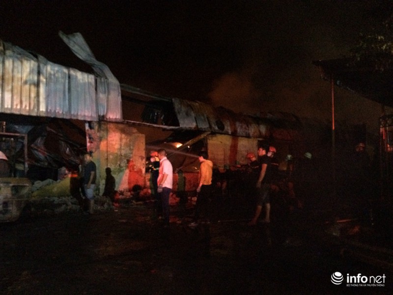 Hiện trường vụ cháy dữ dội kho xưởng tại Khu công nghiệp Nội Bài trong đêm - ảnh 9