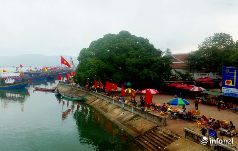 Hàng vạn du khách đến với ngôi đền linh thiêng nhất xứ Nghệ - ảnh 1