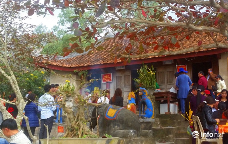 Hàng vạn du khách đến với ngôi đền linh thiêng nhất xứ Nghệ - ảnh 2