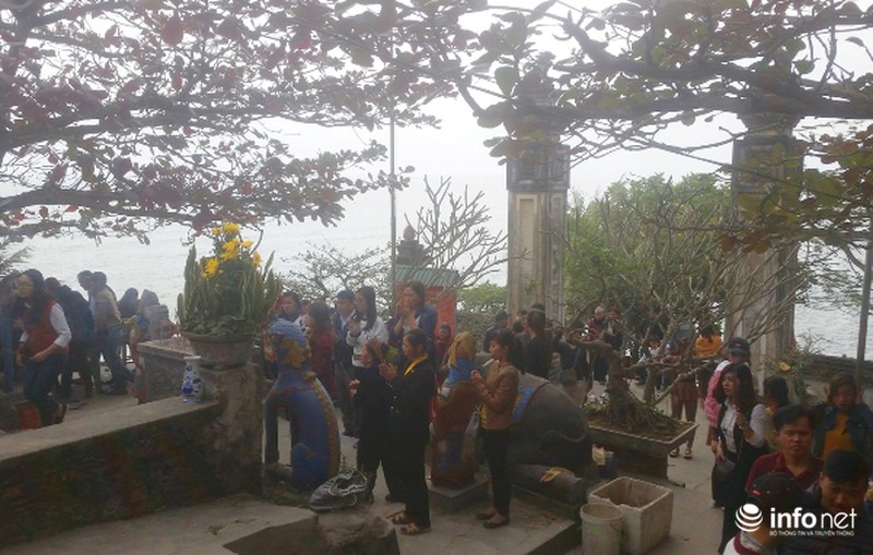 Hàng vạn du khách đến với ngôi đền linh thiêng nhất xứ Nghệ - ảnh 3