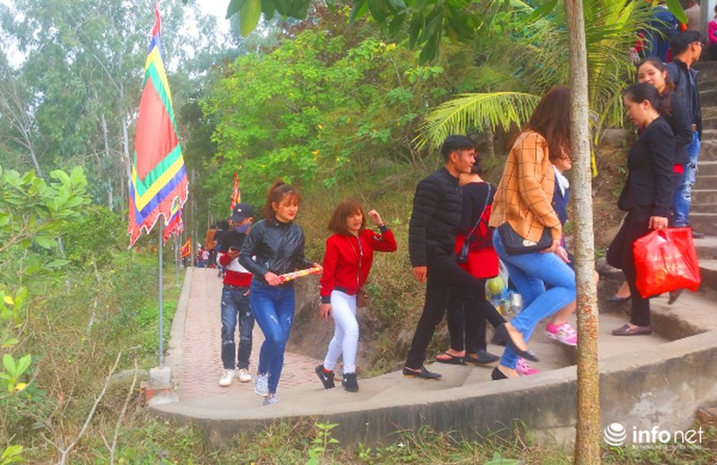 Hàng vạn du khách đến với ngôi đền linh thiêng nhất xứ Nghệ - ảnh 4