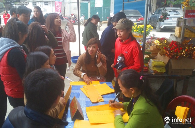 Hàng vạn du khách đến với ngôi đền linh thiêng nhất xứ Nghệ - ảnh 5