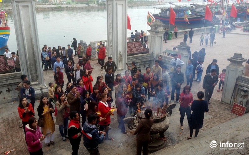 Hàng vạn du khách đến với ngôi đền linh thiêng nhất xứ Nghệ - ảnh 10