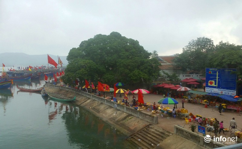 Hàng vạn du khách đến với ngôi đền linh thiêng nhất xứ Nghệ - ảnh 11