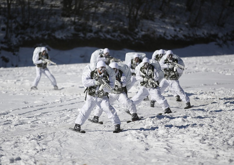 Ảnh: Lính đặc nhiệm Hàn Quốc luyện tập trong tuyết - ảnh 6