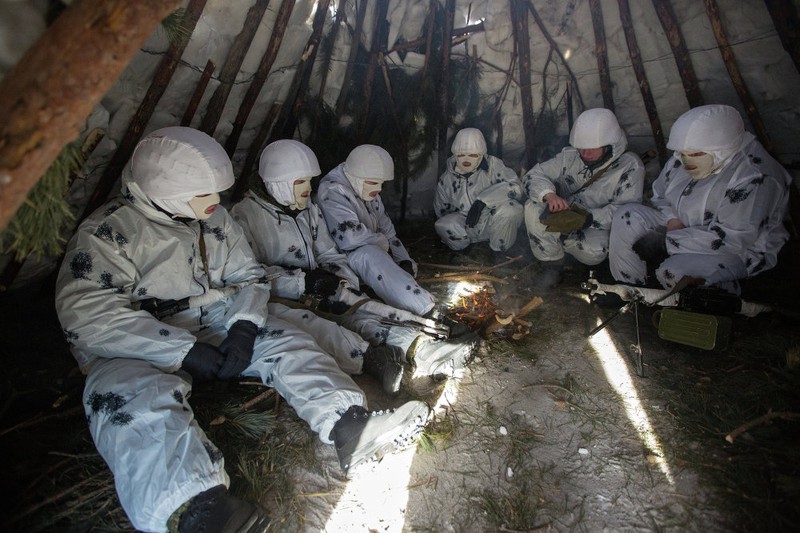 Cận cảnh Biệt đội Bắc cực của Nga huấn luyện trong trời tuyết - ảnh 6