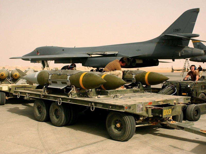 Oanh tạc cơ B-1 vẫn là 'pháo đài bay' sau 30 năm ra mắt - ảnh 8